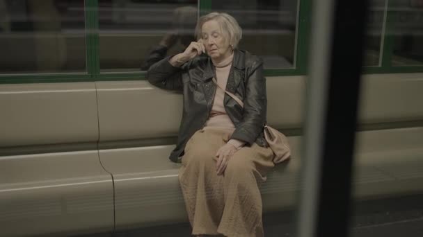 Bezorgde Oudere Vrouw Wachtend Angstig Station Voor Vriend — Stockvideo
