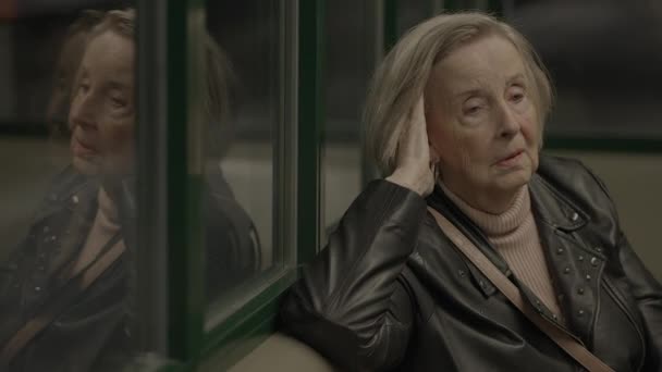 Orolig Äldre Kvinna Väntar Ängslig Tågstationen För Vän — Stockvideo