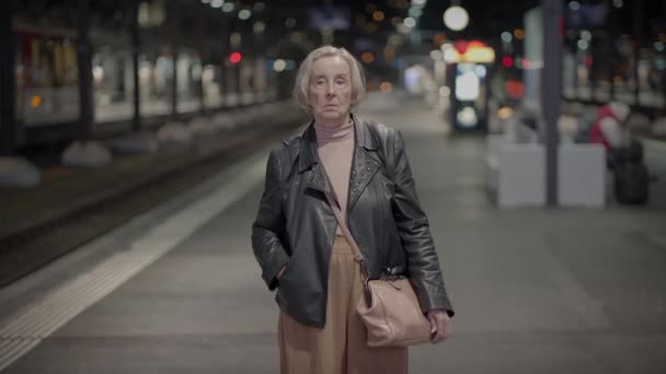 Szomorú Idős Nyugdíjas Hölgy Akinek Negatív Érzelmei Vannak Félelmetes Gondolatokra — Stock videók