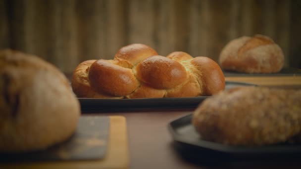 新鮮なベーキングされた全小麦パン製品グルメハンドクラフト — ストック動画