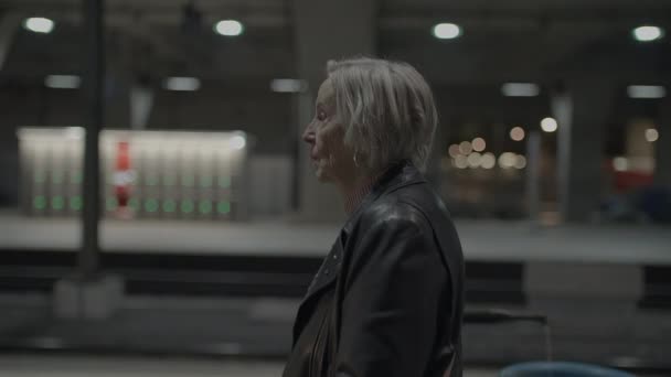 Inquiète Femme Âgée Attendant Anxieux Gare Pour Ami — Video