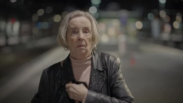Orolig Äldre Kvinna Väntar Ängslig Tågstationen För Vän — Stockvideo