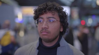 Tren istasyonunda siyah kıvırcık saçlı genç adamın yaşam tarzı portresi. Yüksek kalite 4k görüntü