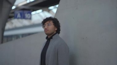 Tren istasyonunda gidip gelen gözlüklü Hintli adamın portresi. Yüksek kalite 4k görüntü