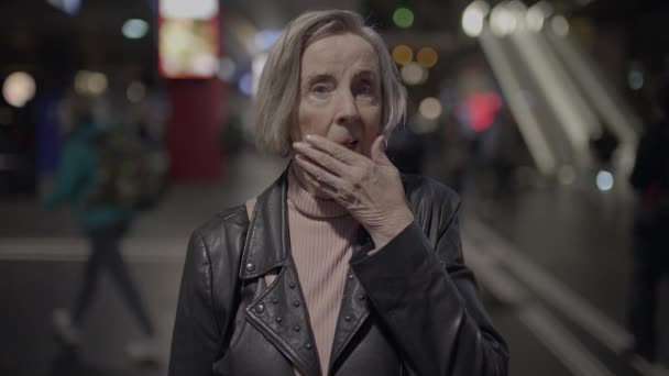 Worried Elderly Woman Waiting Anxious Trainstation Friend — Stock Video