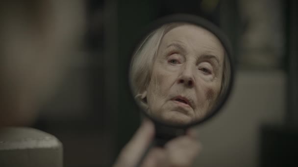 Triste Anciana Jubilada Teniendo Emociones Negativas Pensando Pensamientos Temerosos — Vídeo de stock
