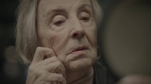 Droevige Oude Gepensioneerde Dame Met Negatieve Emoties Denkend Aan Angstige — Stockvideo