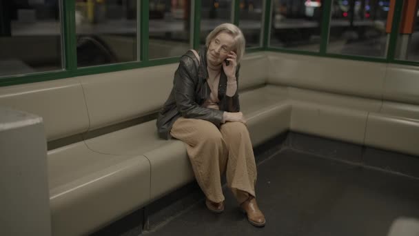 Pensiunan Wanita Tua Yang Sedih Memiliki Emosi Negatif Berpikir Pikiran — Stok Video