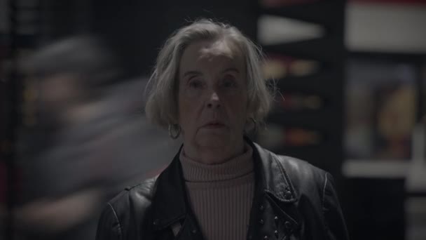 Triste Anciana Jubilada Teniendo Emociones Negativas Pensando Pensamientos Temerosos — Vídeo de stock