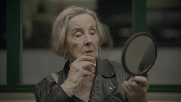 Starostlivá Starší Žena Čeká Úzkostlivě Trainstation Pro Přítele — Stock video