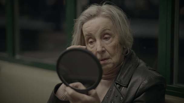 Bezorgde Oudere Vrouw Wachtend Angstig Station Voor Vriend — Stockvideo