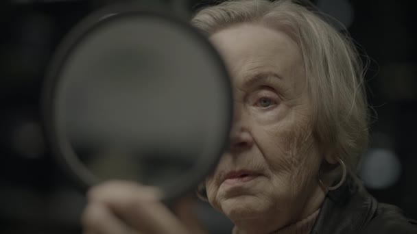 Беспокойная Пожилая Женщина Ожидающая Друга Тренировке — стоковое видео