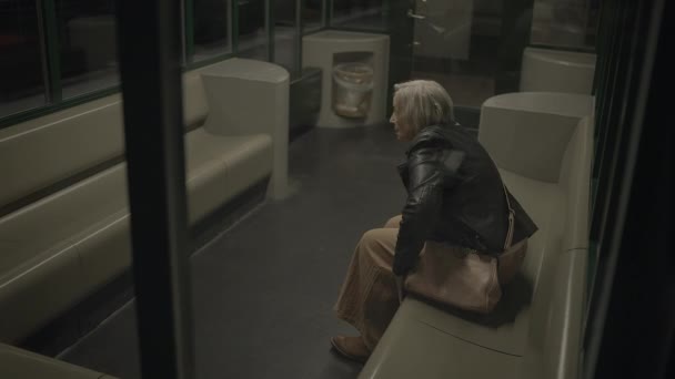 Inquiète Femme Âgée Attendant Anxieux Gare Pour Ami — Video
