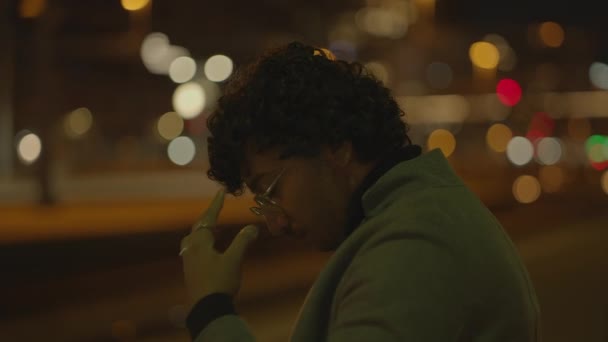 Üzücü Erkek Konuşan Hüsrana Uğramış Dışarıda Sinirli Tartışma Stresli — Stok video