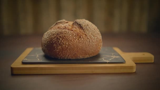 食べるためのキッチンテーブルのオーガニック全粒パン — ストック動画