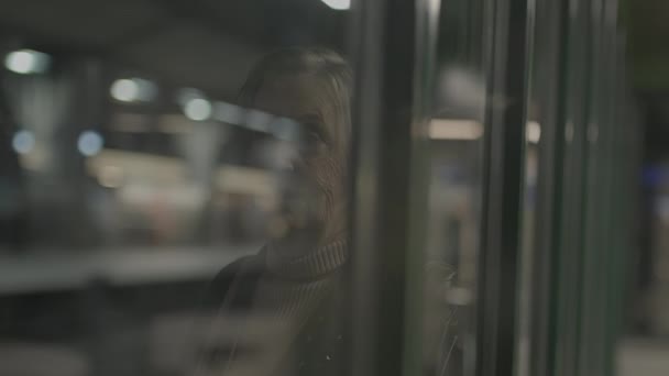 Persona Anciana Infeliz Que Tiene Una Crisis Jubilación Que Viaja — Vídeo de stock