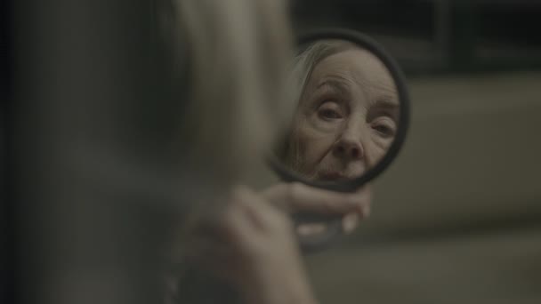 忧心忡忡的外婆独自换乘火车时感觉很紧张 — 图库视频影像