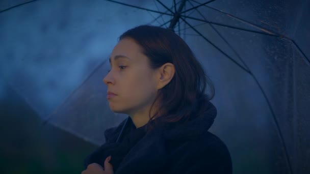 忧心忡忡的年轻女子在雨夜焦急哭泣 — 图库视频影像