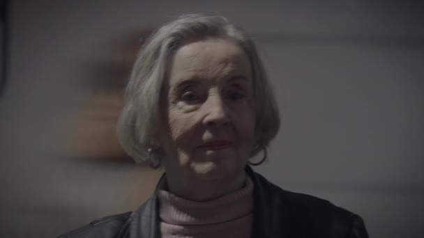 Δυστυχισμένη Ηλικιωμένη Γυναίκα Που Έχει Μια Κρίση Συνταξιοδότησης Ταξιδεύοντας Μόνη — Αρχείο Βίντεο