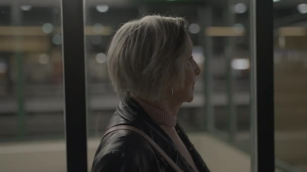 Endişeli Büyükanne Tren Stasyonunda Tek Başına Yolculuk Stresli — Stok video