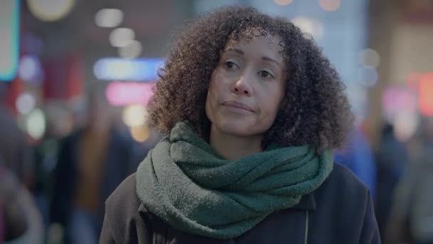 Στοχαστική Γυναίκα Braun Σγουρά Μαλλιά Μετακινούνται Στην Πόλη Νύχτα — Αρχείο Βίντεο