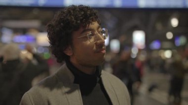 Tren istasyonunda gidip gelen gözlüklü Hintli adamın portresi. Yüksek kalite 4k görüntü