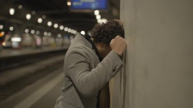 Üzücü Erkek Konuşan Hüsrana uğramış Dışarıda Sinirli Tartışma Stresli