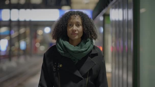 Olumlu Düşünen Kıvırcık Saçlı Genç Mutlu Kadın Portresi — Stok video