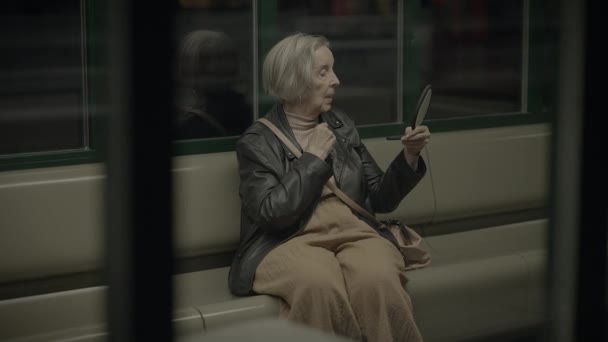 Aggódó Nagymama Commuting Alone Trainstation Stressz — Stock videók