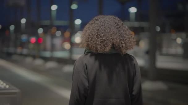 Молода Жінка Думає Сумнівні Невизначені Думки Мозковий Штурм — стокове відео