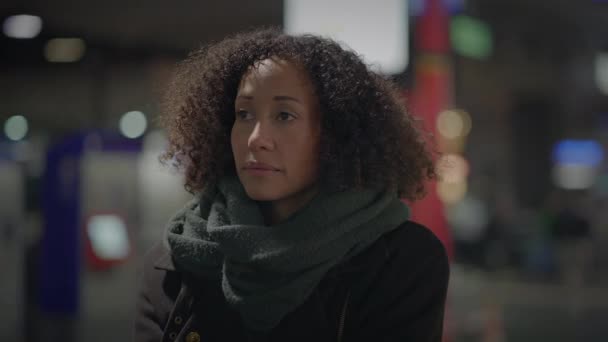 Przemyślana Kobieta Kręconymi Włosami Braun Dojeżdżająca Nocą Miasta — Wideo stockowe