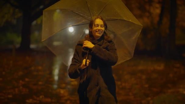 Счастливая Женщина Танцующая Зонтиком Улице Рейны Ночь — стоковое видео