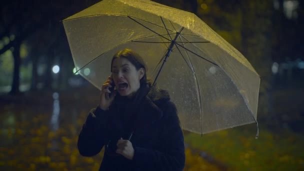 焦躁不安的女性 紧张的电话 表现出负面的情绪 — 图库视频影像
