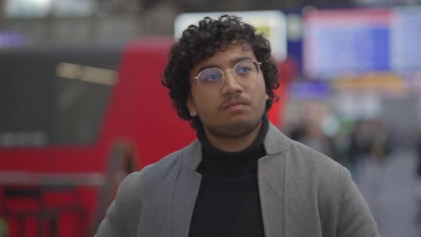 Ritratto Uomo Indiano Con Occhiali Pendolari Alla Stazione Ferroviaria Filmati — Video Stock