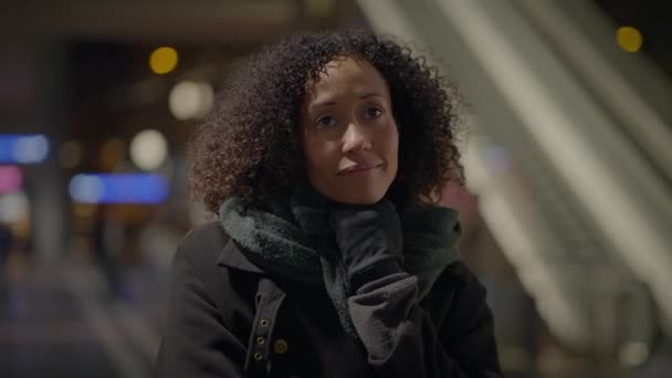 Lycka Livsstil Porträtt Kvinnlig Person Leende Lyckligt Stadens Gator — Stockvideo