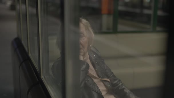 Vovó Preocupada Comutando Sozinha Trainstation Sentindo Estressado — Vídeo de Stock
