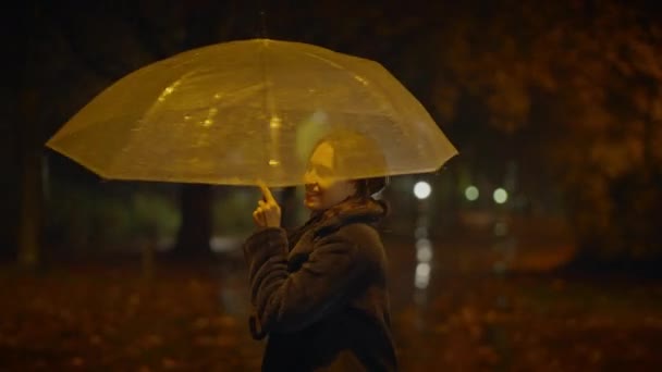 快乐的女性在雨中翩翩起舞享受秋天公园的生活 — 图库视频影像
