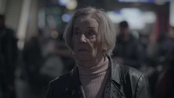 Martwiona Babcia Dojeżdżająca Sama Trainstation Uczucie Stresu — Wideo stockowe