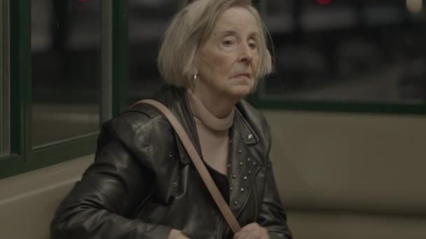 Endişeli Büyükanne Tren Stasyonunda Tek Başına Yolculuk Stresli — Stok video