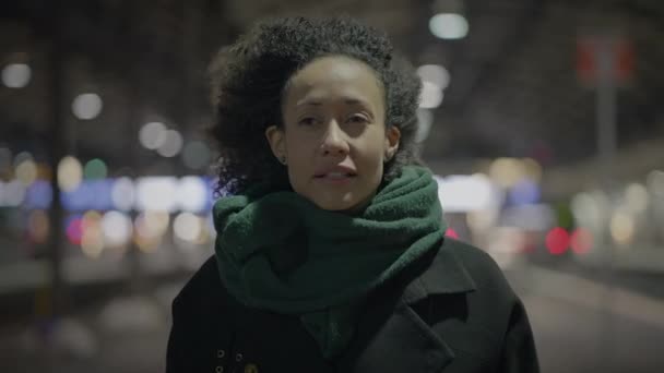 Porträtt Ung Glad Kvinna Med Lockigt Hår Tänker Positivt Optimistisk — Stockvideo