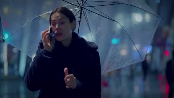 Раздражённая Женщина Которой Стрессовый Звонок Демонстрирует Отрицательные Эмоции — стоковое видео