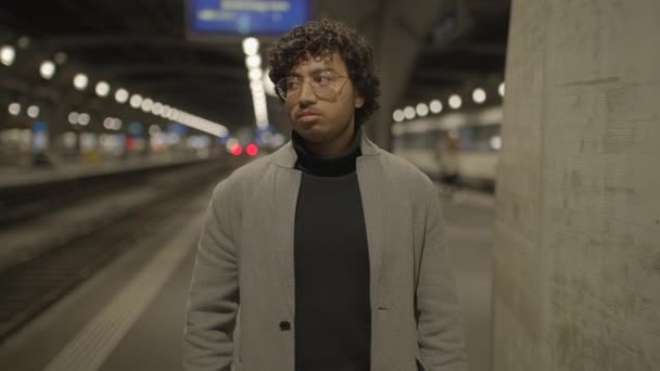 Один Чоловік Чорним Кучерявим Волоссям Чекає Самотньо Залізничній Станції Вночі — стокове відео