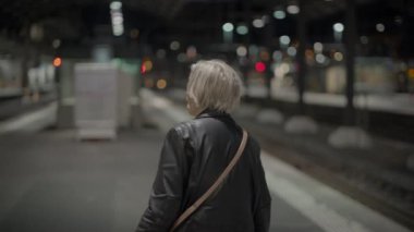 Endişeli Büyükanne Tren İstasyonunda Tek Başına Yolculuk Stresli