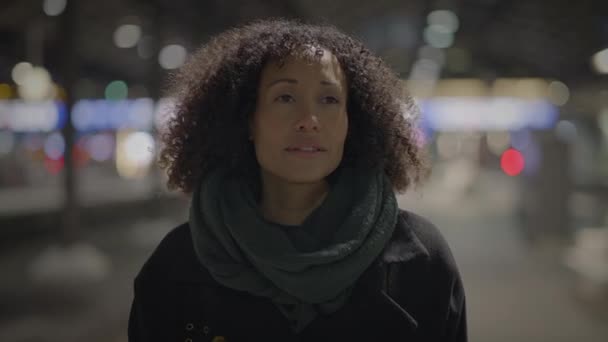 Lycka Livsstil Porträtt Kvinnlig Person Leende Lyckligt Stadens Gator — Stockvideo