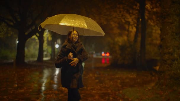 快乐的女性在雨中翩翩起舞享受秋天公园的生活 — 图库视频影像