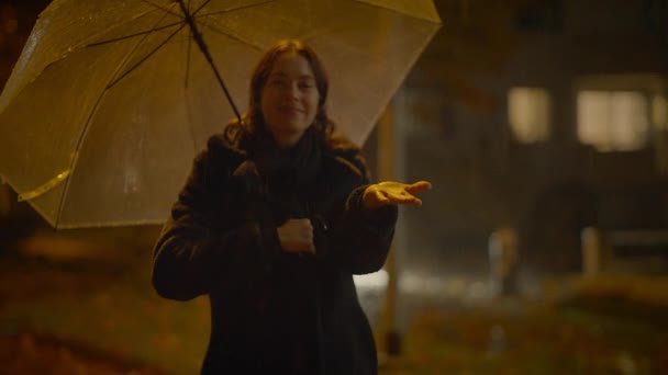 雨夜与雨伞共舞的快乐无忧无虑的女人 — 图库视频影像