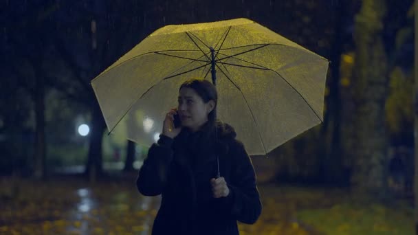 Unzufriedene Besorgte Frau Weint Beim Anruf Mit Regenschirm — Stockvideo