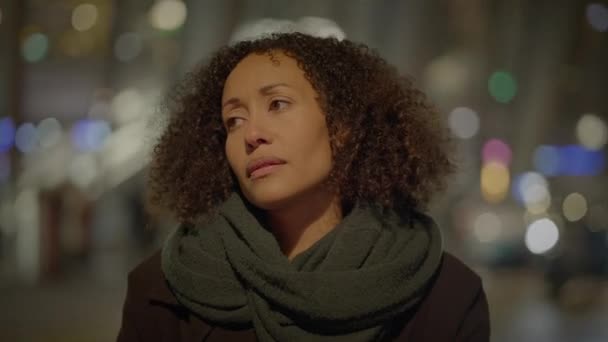 Sorglig Ensam Kvinna Besviken Väntar Ensam Stadens Gator Natten — Stockvideo