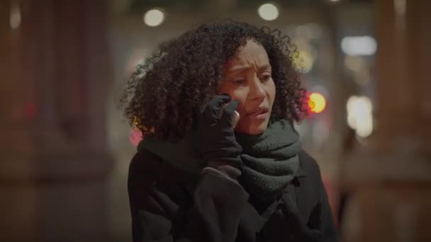 Gefrustreerde Jonge Vrouwelijke Persoon Met Krullend Haar Ongelukkig Angstig Bellen — Stockvideo