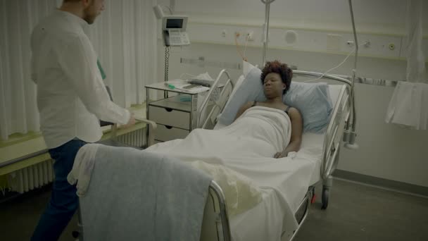 Klinikte Yatan Kıvırcık Saçlı Genç Afrikalı Kadın Doktorla Konuşuyor — Stok video